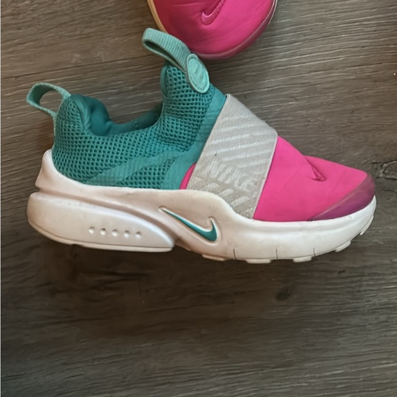 Nike toddler sneakers - Picture 2 of 2
